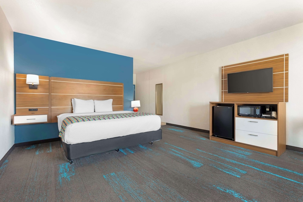 Standard Room, 1 King Bed, Accessible, Non Smoking - Photo 1