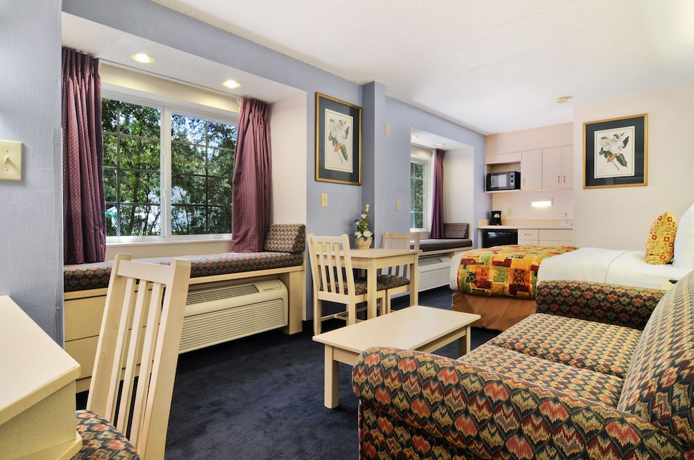 Signature Suite, 1 Queen Bed with Sofa bed photo 1