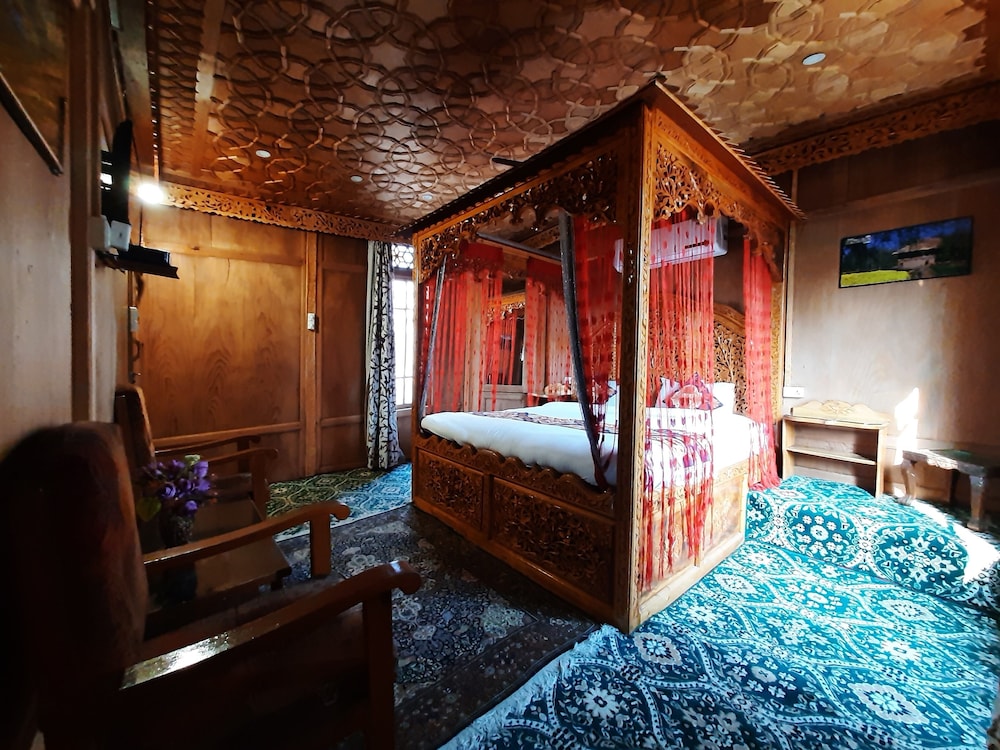 Honeymoon Suite, 1 King Bed, Accessible photo 2