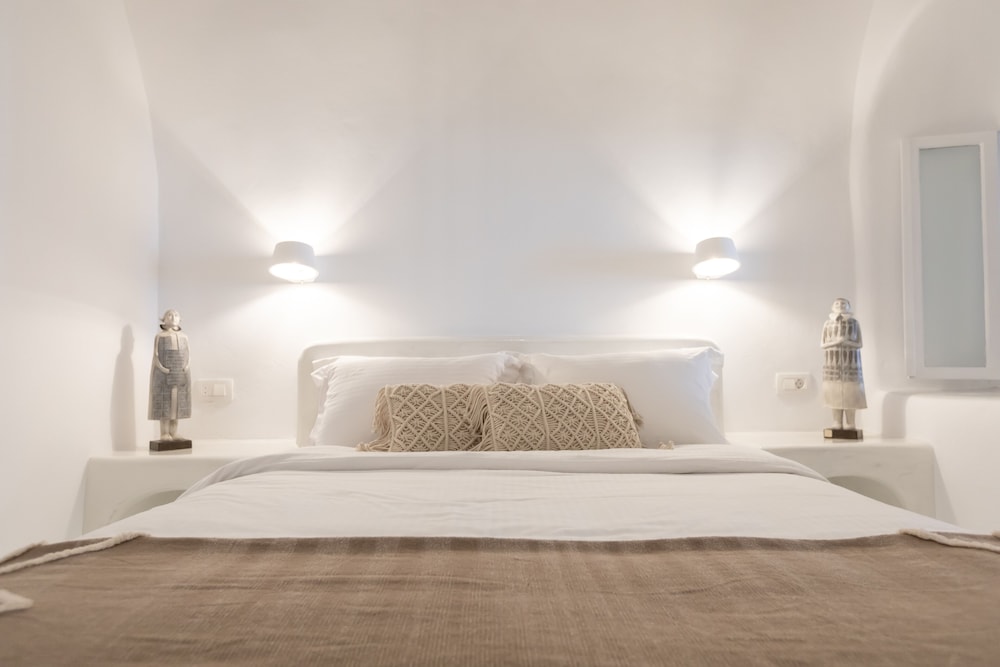 Grand Cave Suite with Caldera Sea Views