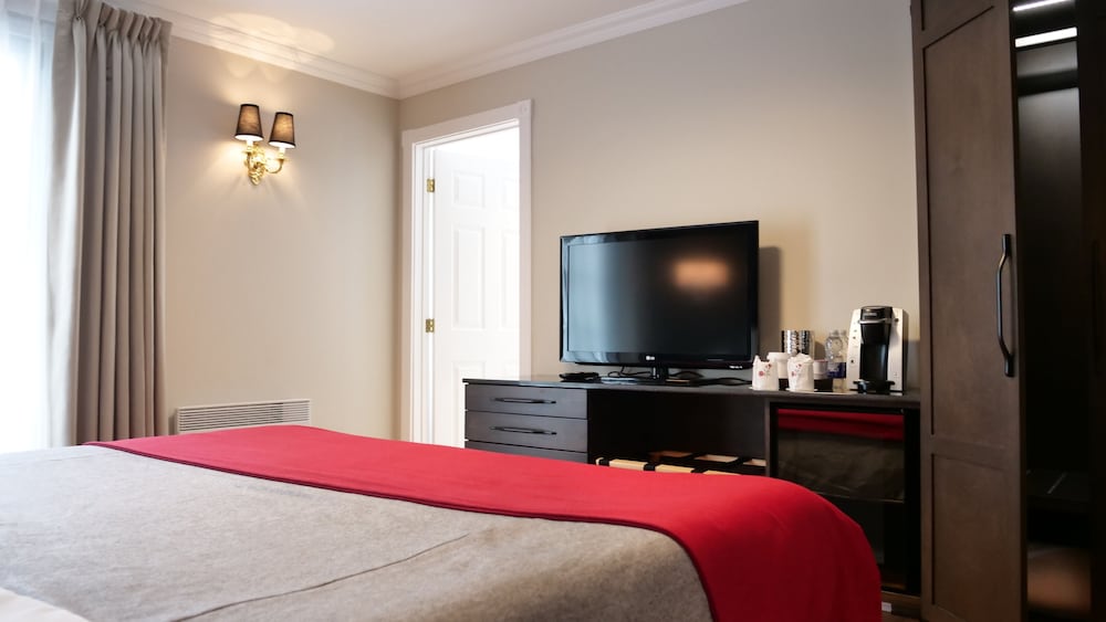 Superior Room, 1 King Bed, Balcony - Photo 3