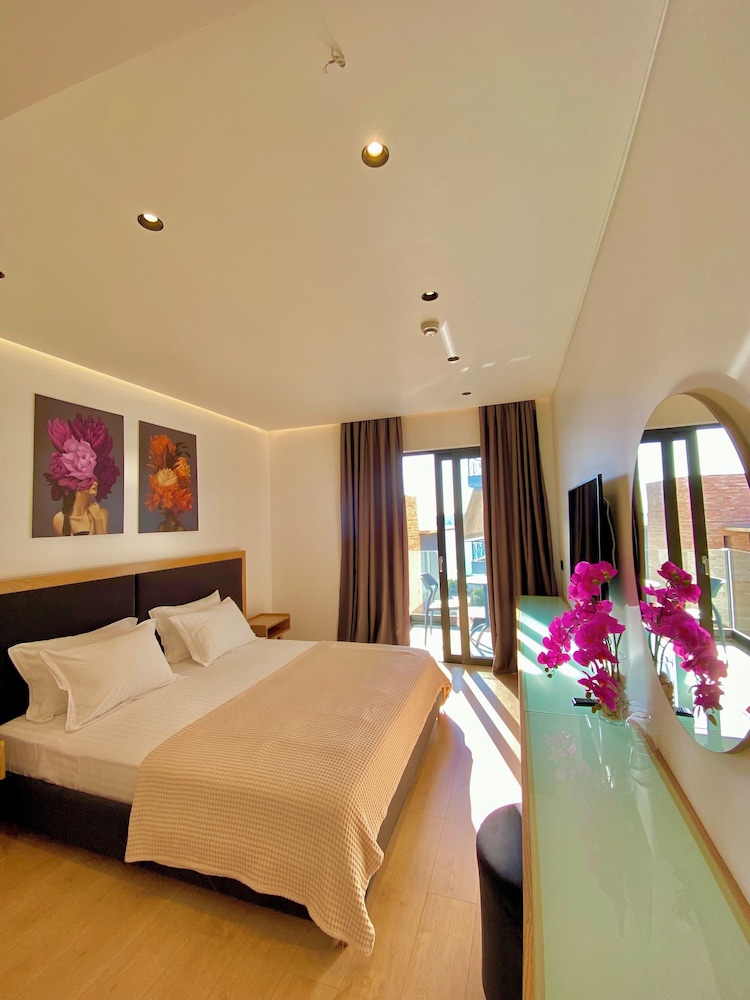 Deluxe Double Room, Partial Sea View photo 1