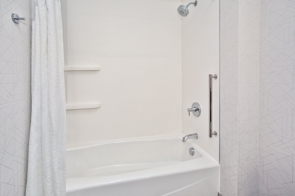Standard Room, 2 Queen Beds - Photo 6