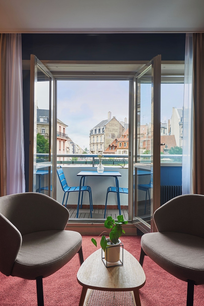 Junior Room, Balcony