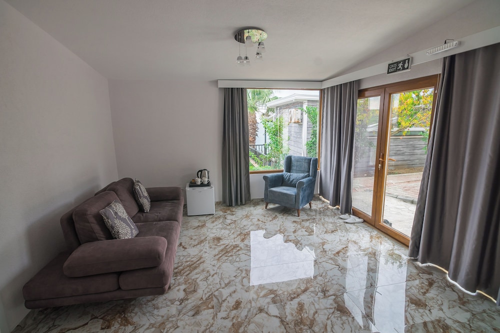 Standard Suite, 1 Queen Bed with Sofa bed, Partial Ocean View photo 1