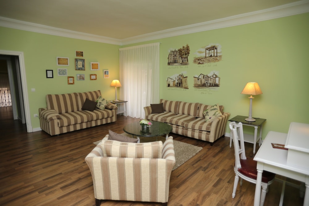 Family Room (Superior) - Photo 2