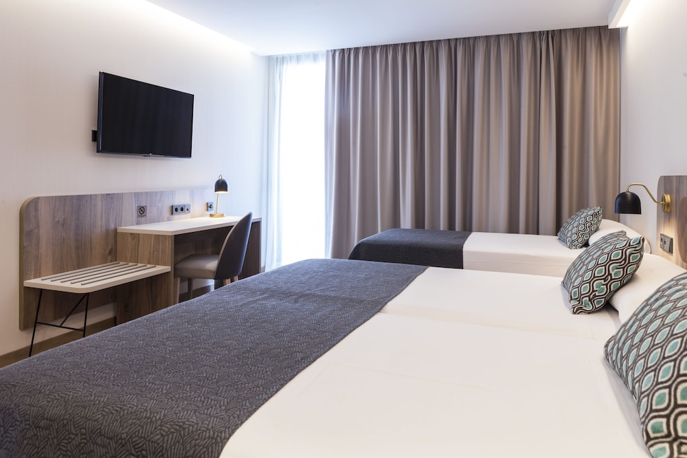 Standard Triple Room, Balcony, City View photo 2