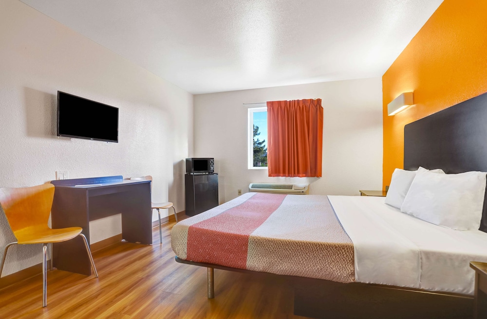Standard Room, 1 King Bed, Non Smoking, Refrigerator & Microwave - Photo 2