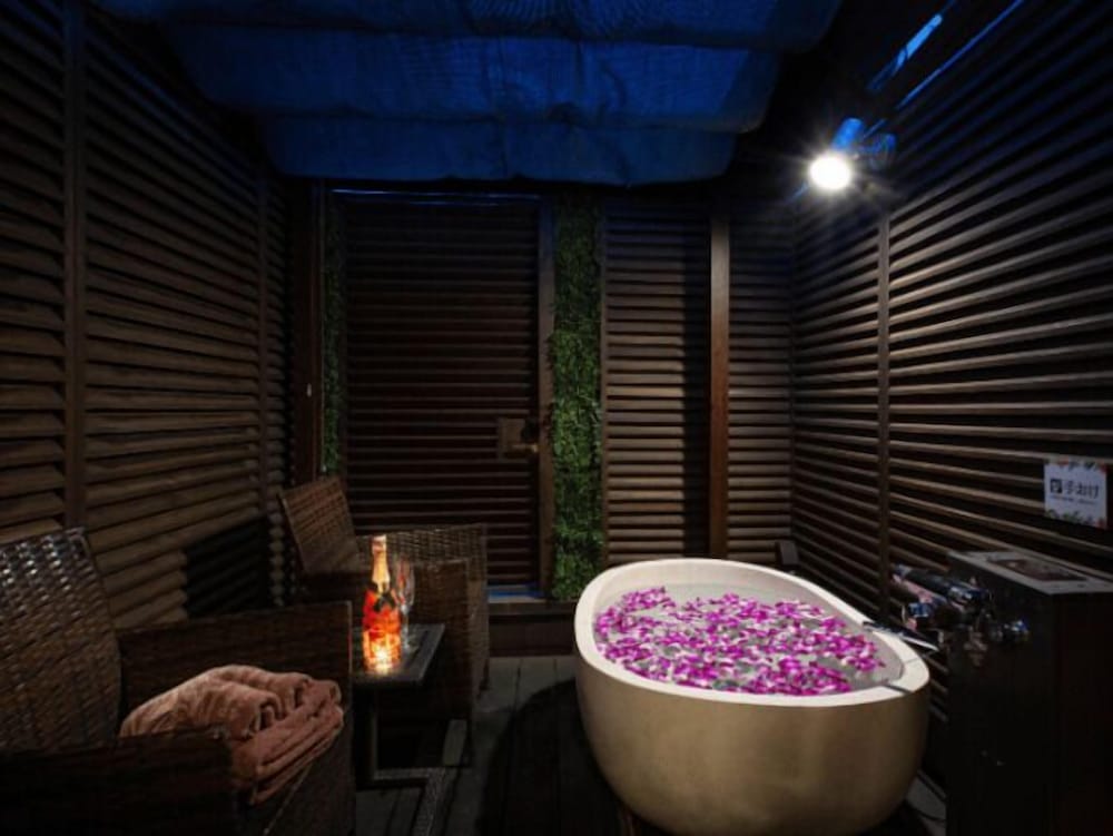 Elite Double Room, Smoking thumbnail 6