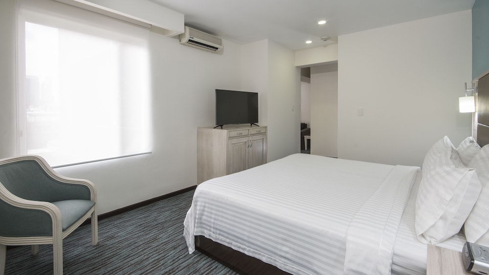 Suite, 1 King Bed - Photo 4