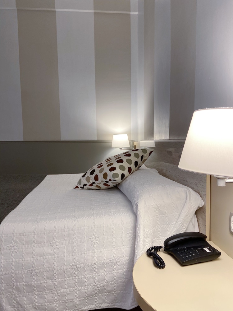 Standard Double Room (Free Parking) - Photo 5