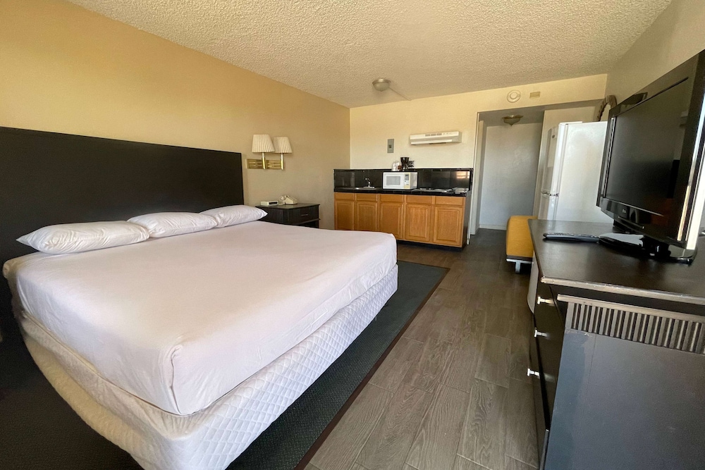 2 King Beds, Deluxe Suite, Kitchenette, Non-Smoking - Photo 1