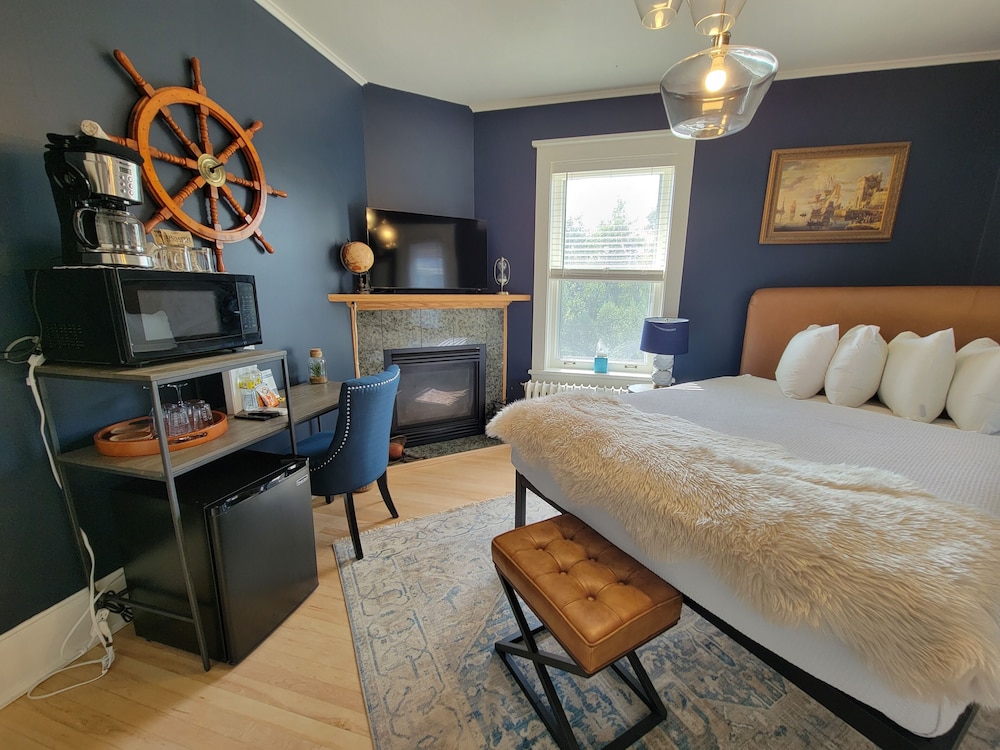 Pilot House Suite