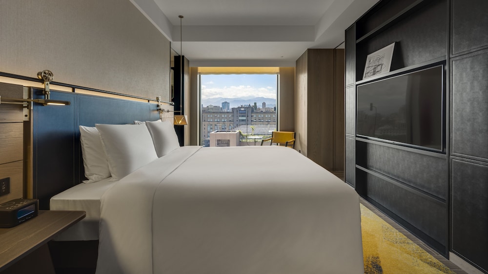 Suite, 1 King Bed - Photo 2