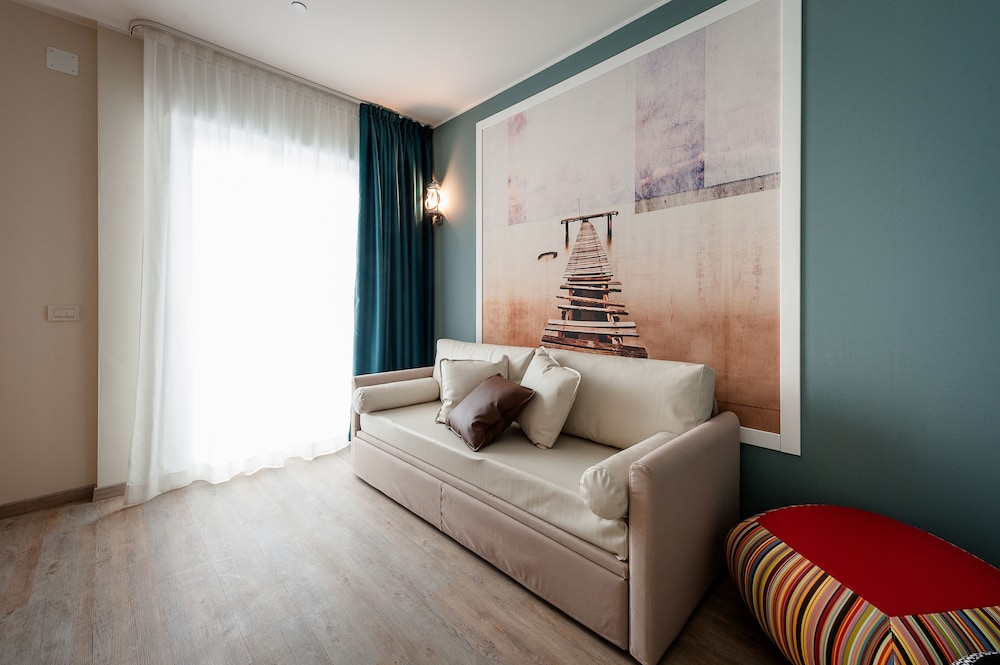Family Room, 2 adults + 2 children
