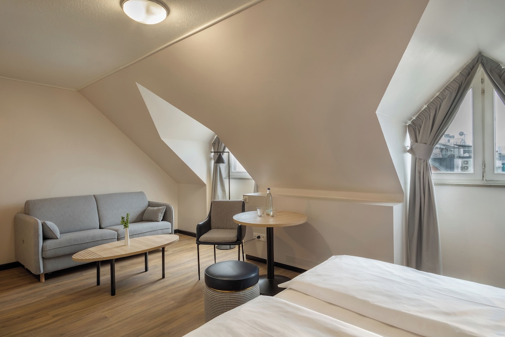Junior Suite with aircondition thumbnail 5
