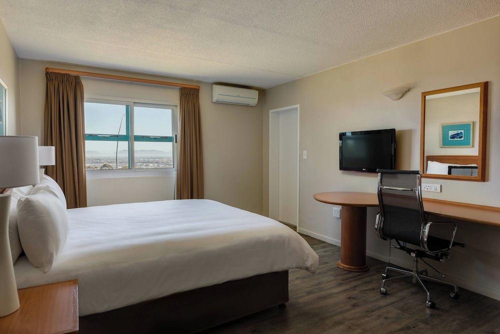 Room, 1 King Bed, Garden View - Photo 3