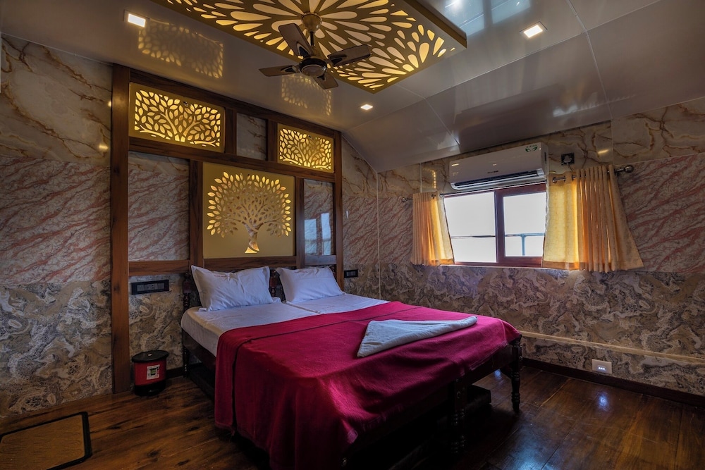 Two Bed Deluxe A/C Houseboat (AC timings- 0800PM-0800AM) photo 3