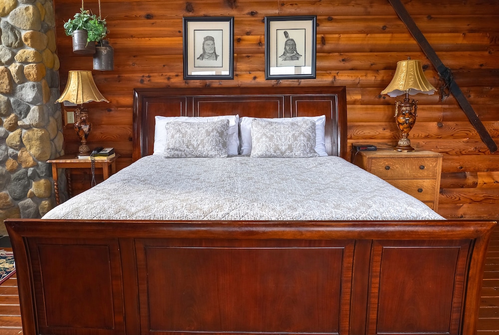 Standard Single Room, 1 King Bed, Non Smoking, Fireplace photo 2