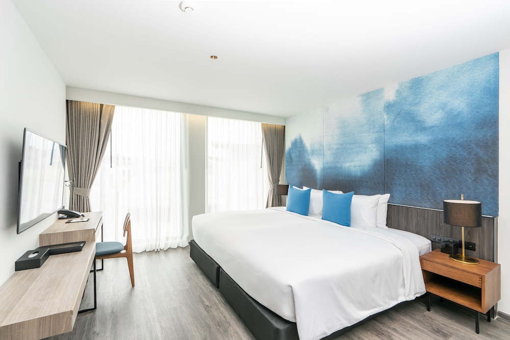 Suite, 1 Double Bed, Non Smoking, City View (Living Room;Shower Only) - Photo 6