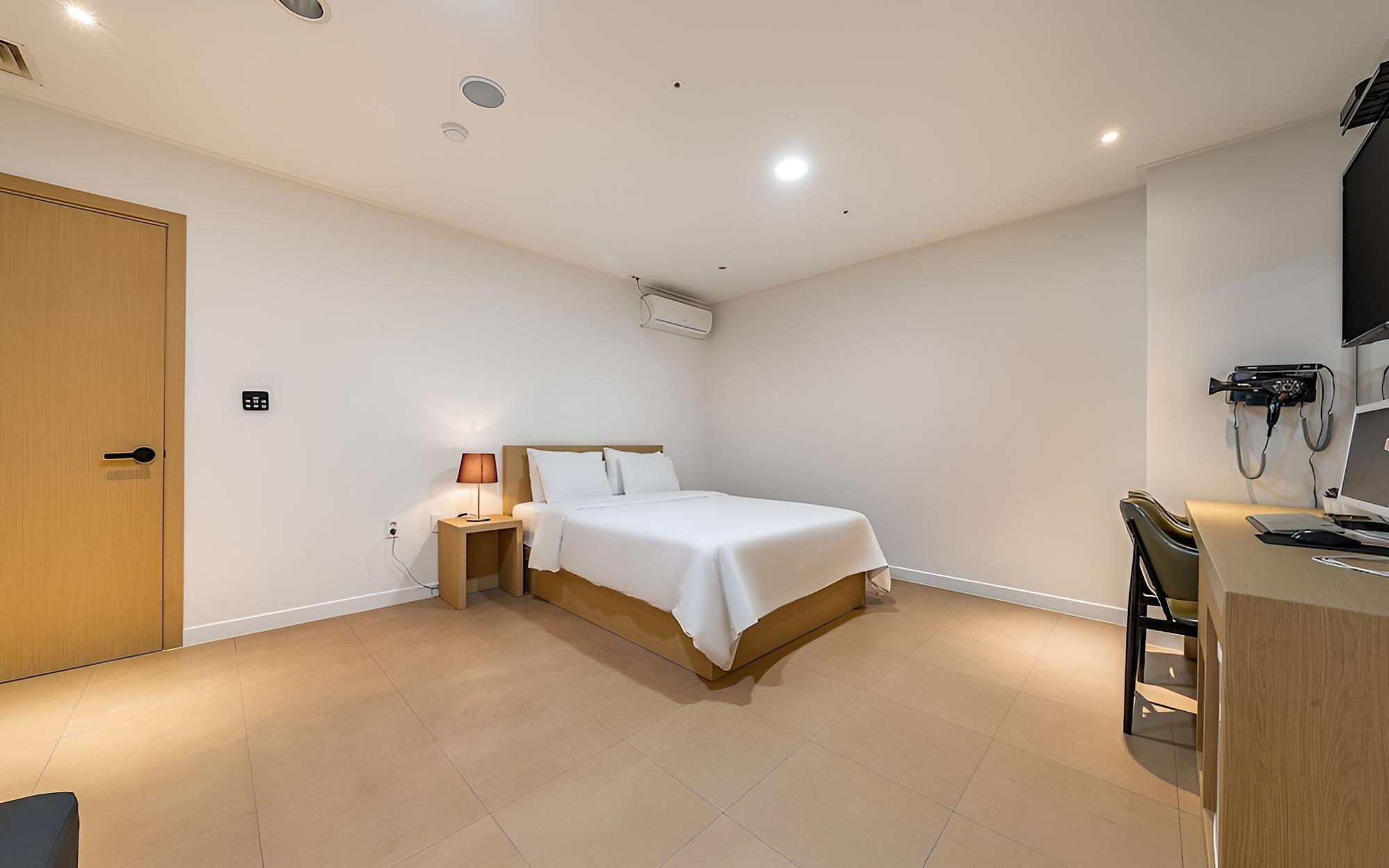 Room (Business For 1 (Netflix Clothing Care) photo 2