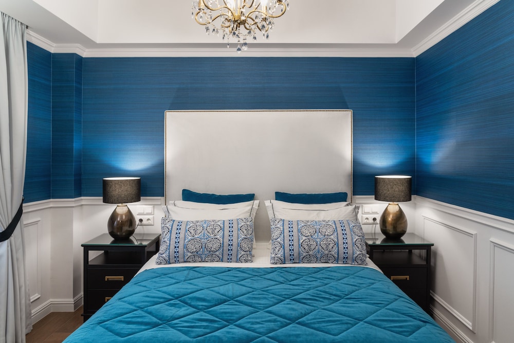 Deluxe Suite, 1 King Bed, Balcony, City View photo 3