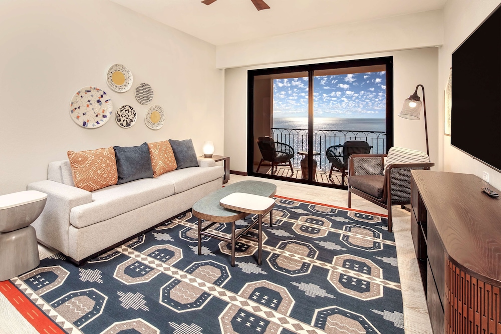 1 Bedroom 1 King Oceanfront Suite with Sofabed - Photo 2