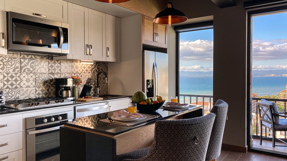 1 Bed 1 Bath Ocean Front Corner Suite