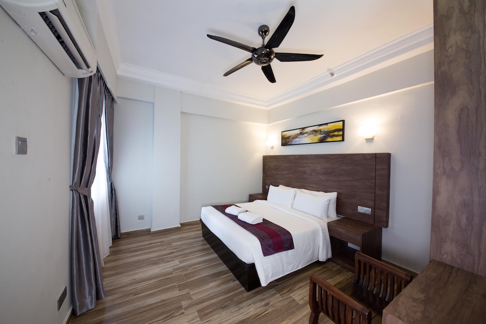 Three Bedroom Deluxe Apartment (Without Kitchen Facilities) photo 3