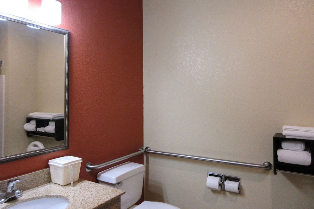 Standard Room, 1 King Bed, Non Smoking - Photo 3