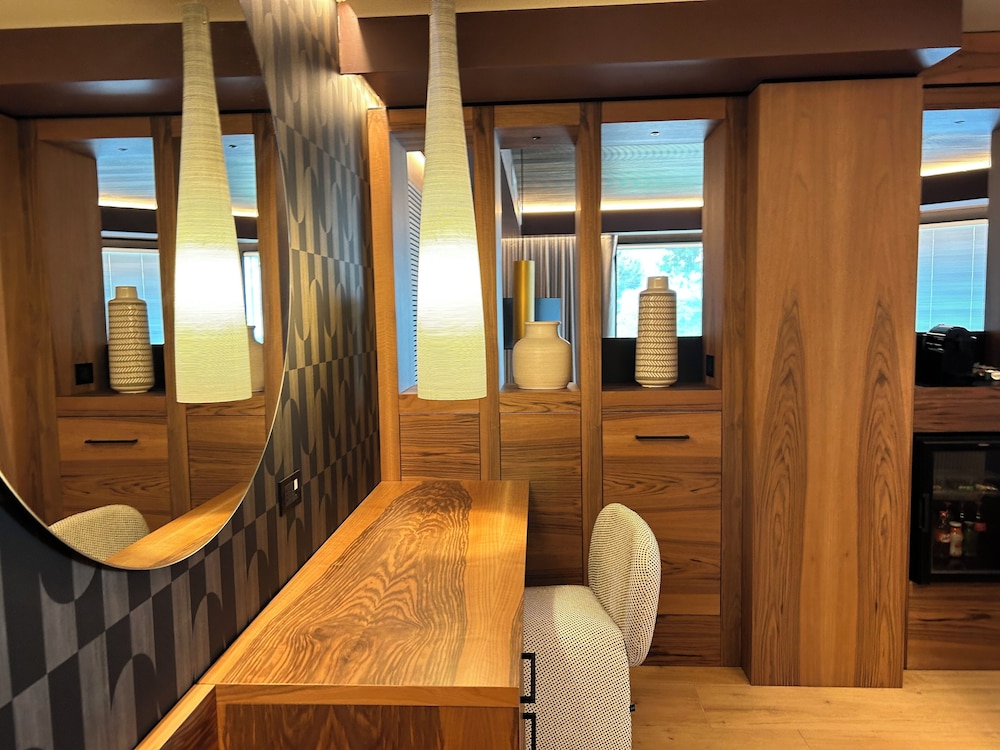 Junior Suite, Hot Tub, Partial Lake View - Photo 6
