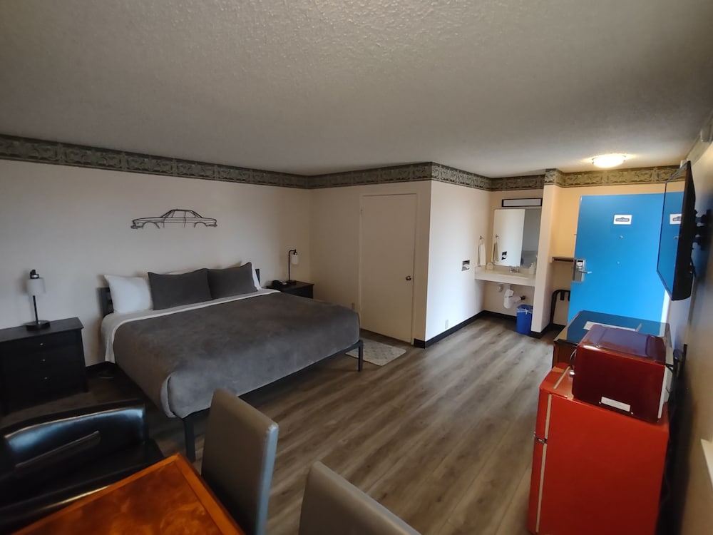 Standard King ADA Accessible w/ Shower, Non Smoking - Photo 4