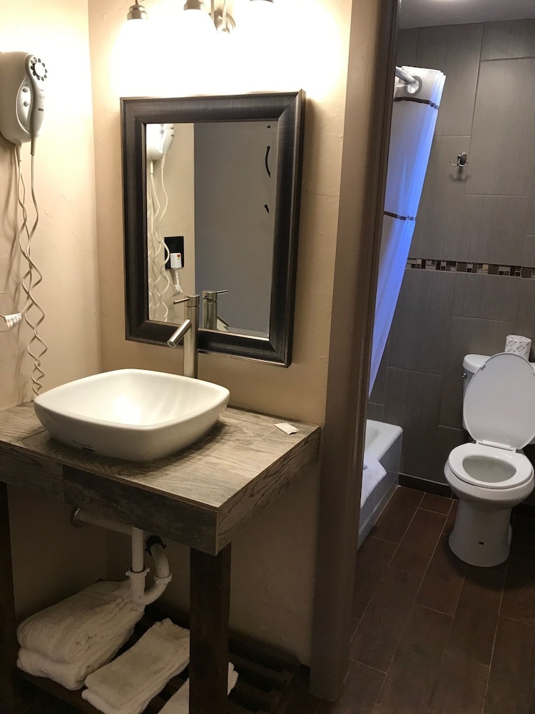 Standard Room, 1 King Bed photo 3
