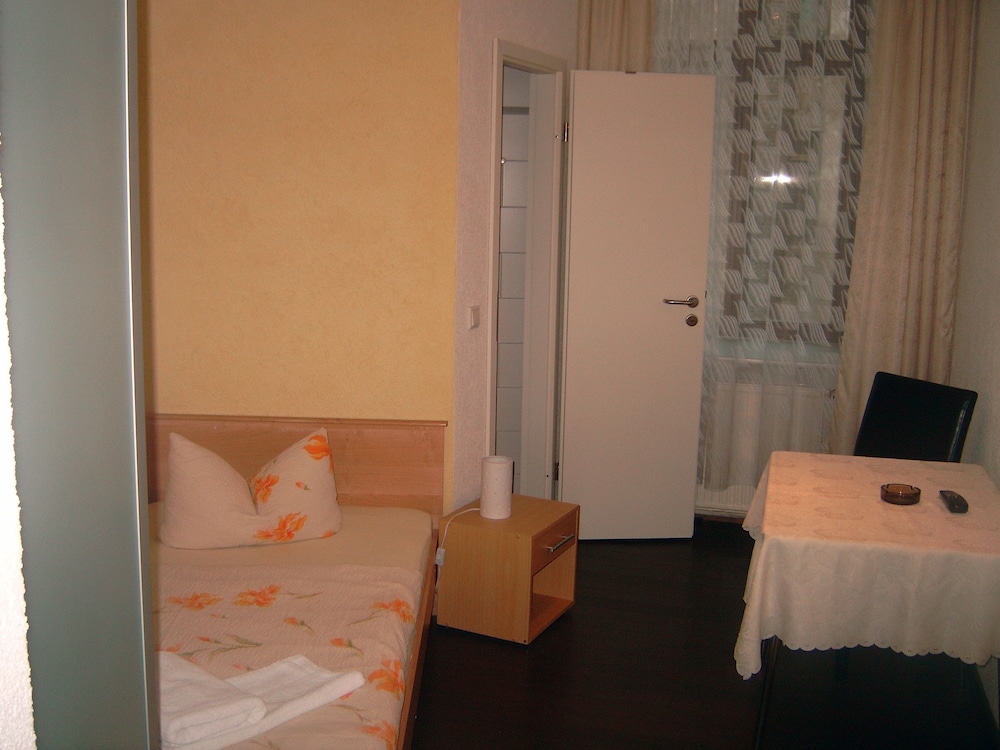 Basic Single Room, Private Bathroom photo 2