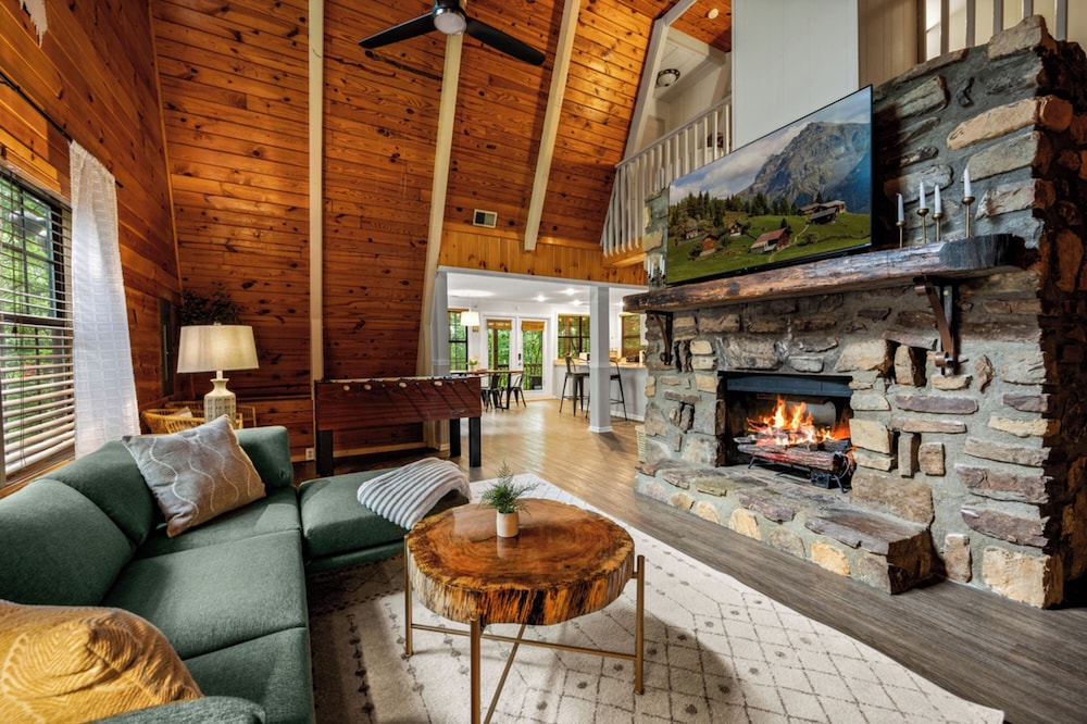 Signature Cabin, 4 Bedrooms, Hot Tub, Mountain View