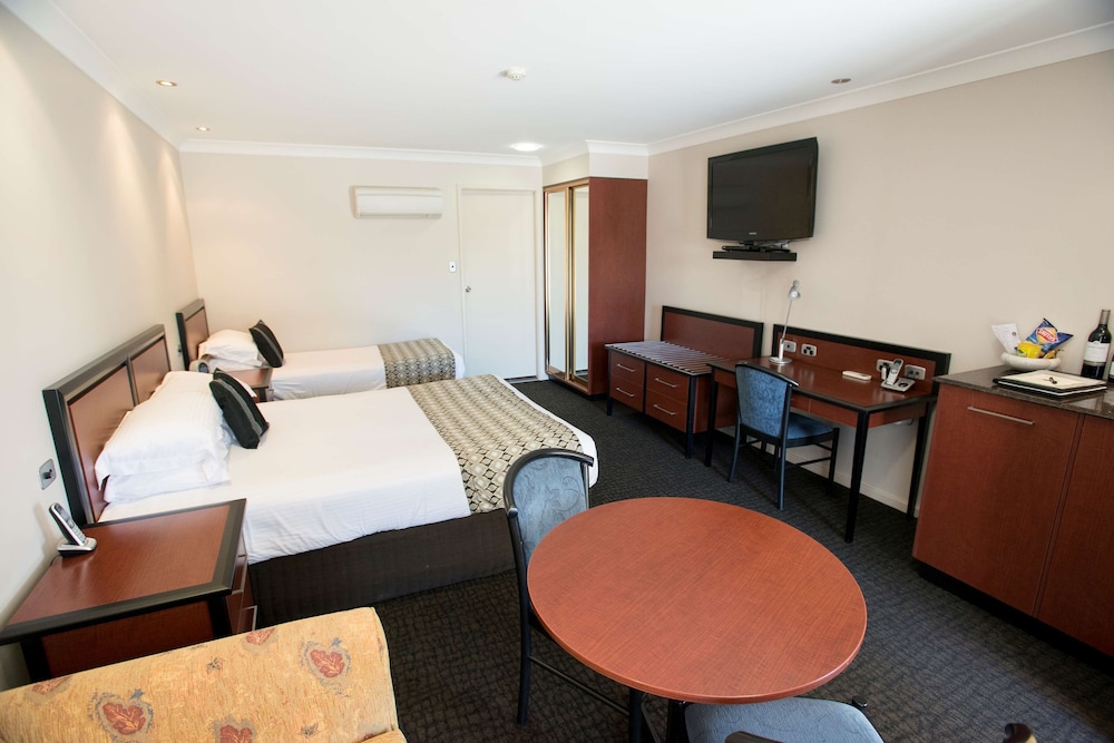 Deluxe Room, Multiple Beds, Non Smoking, Microwave (with Sofabed) - Photo 3