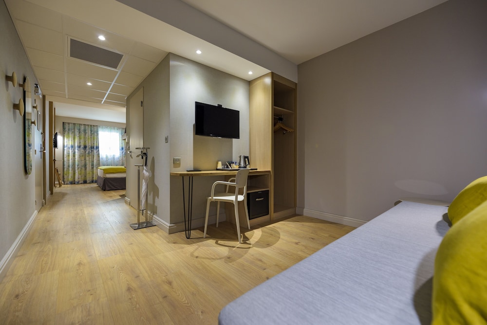 Family Suite, 1 King Bed, Non Smoking - Photo 6