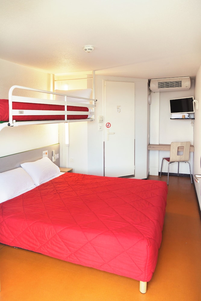 Standard Room, Multiple Beds (1 Double and 1 Single bed) - Photo 2