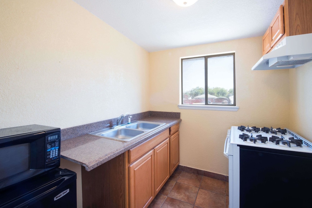 Suite, 1 King Bed, Non Smoking, Kitchenette photo 3