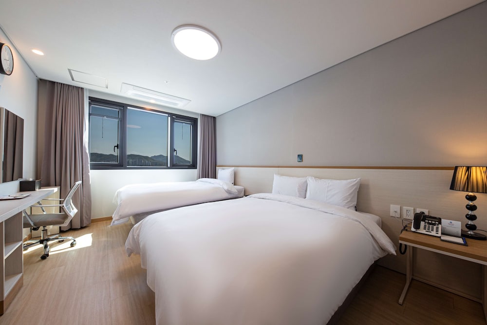 Standard Room, Multiple Beds, Non Smoking, Refrigerator & Microwave - Photo 1