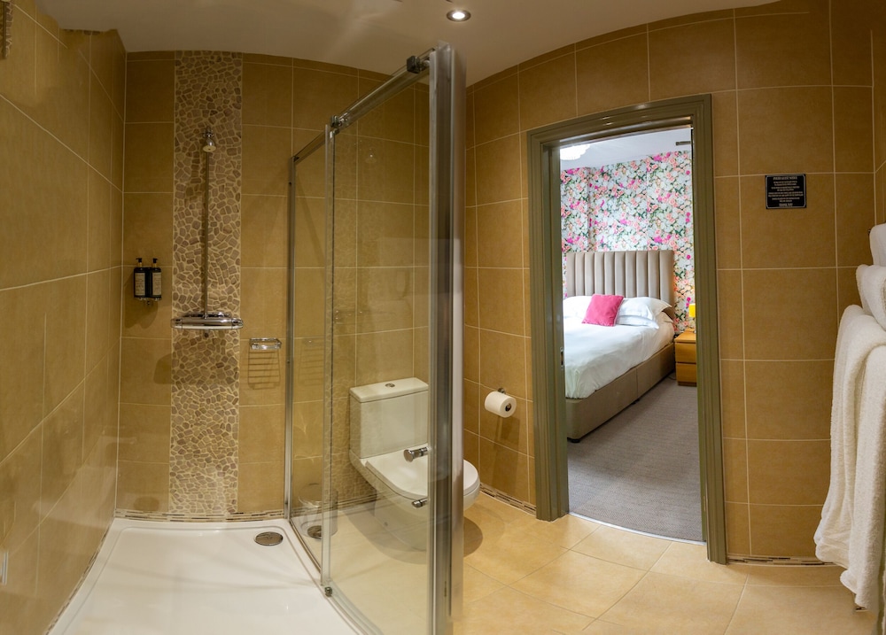 Classic Triple Room, Ensuite photo 3
