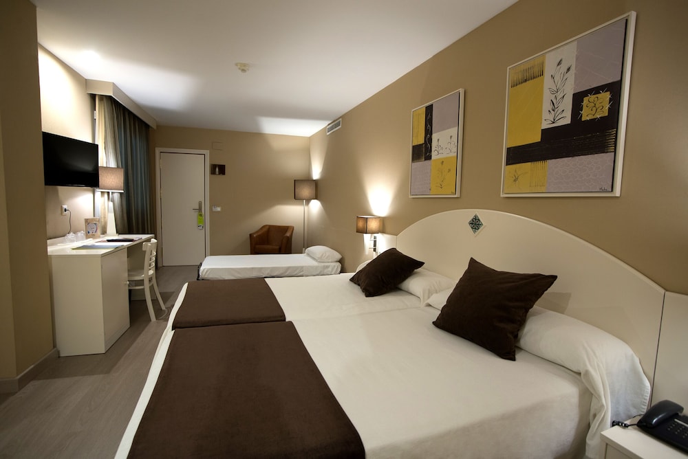 Quadruple Room (2 adults and 2 children) photo 2