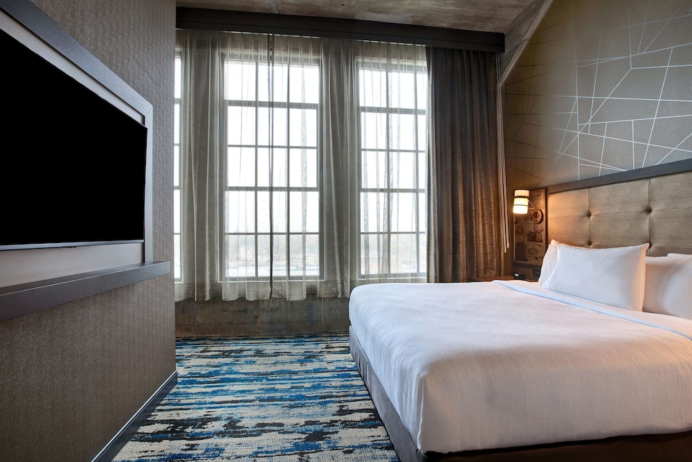 Suite, 1 King Bed - Photo 3