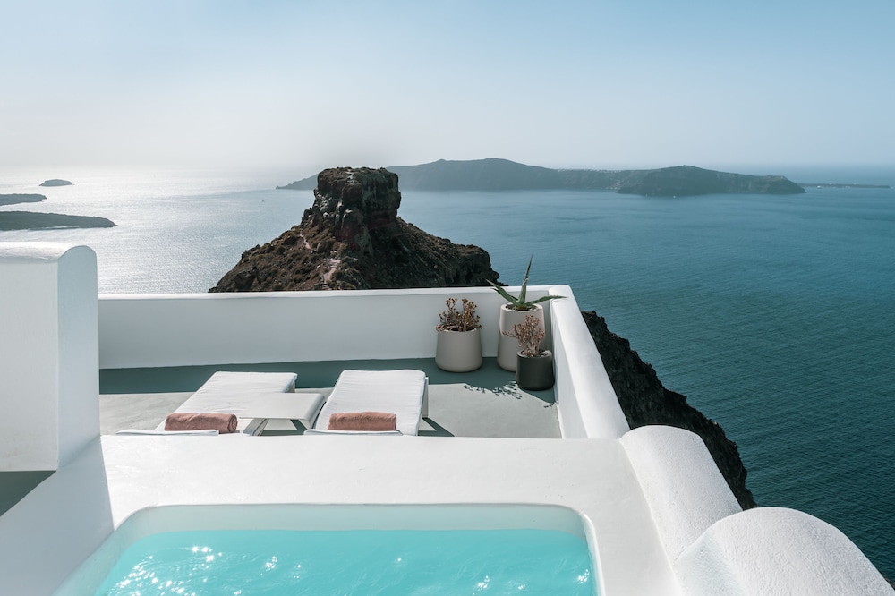 Superior Suite (with Plunge Pool) - Photo 9