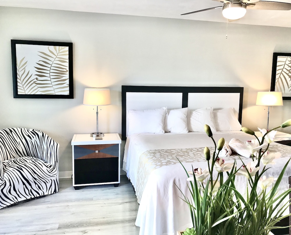 Gallery Studio, 1 King Bed, Kitchen, Courtyard View