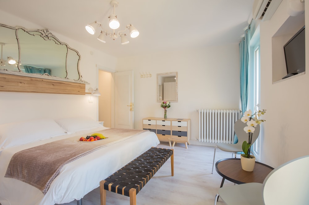 Deluxe Double Room, 1 King Bed, Balcony photo 1