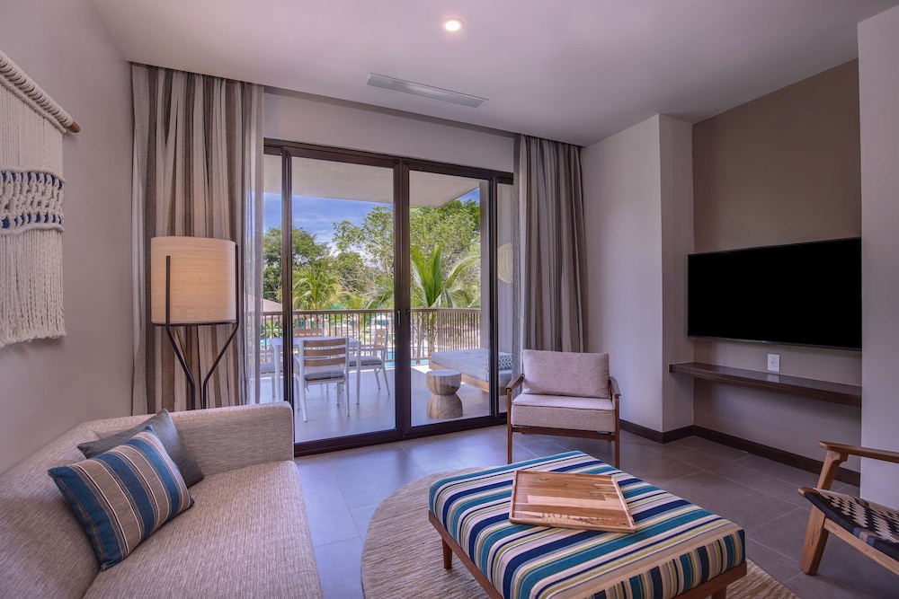 Suite, 3 Bedrooms - Photo 14