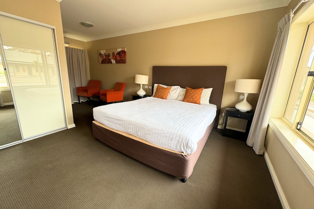 Deluxe Room, 1 King Bed photo 1