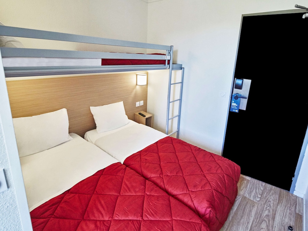 Standard Room, 3 Twin Beds - Photo 1