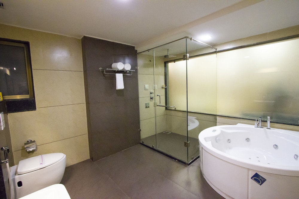 Luxury Suite, 1 King Bed, Non Smoking, City View photo 3